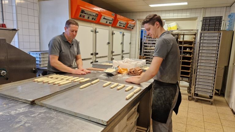 Vader en zoon zijn vroeg uit de veren om te bakken (foto: Tom Berkers).