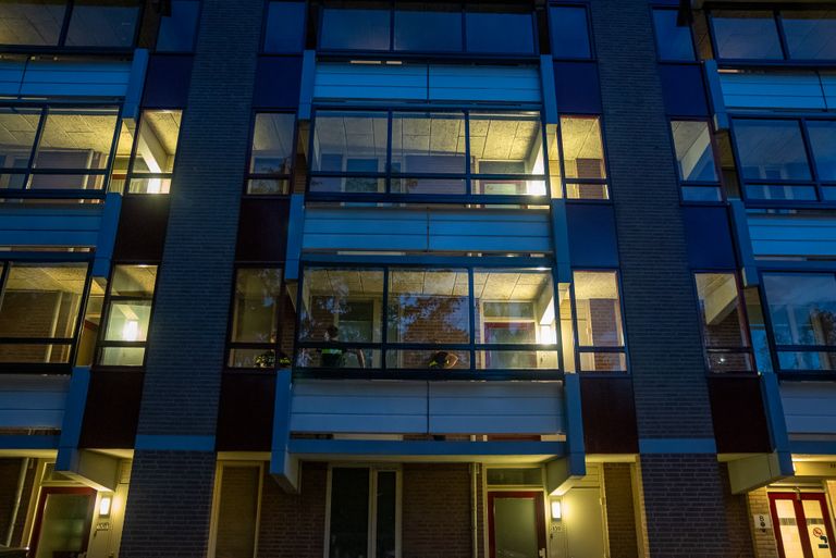 De bewoner van het appartement werd rond halfvijf 's nachts wakker van de harde knal (foto: Iwan van Dun/SQ Vision).