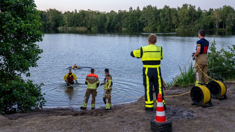 De zoekactie bij de Surfvijver in Waalwijk (foto: Iwan van Dun / SQ Vision).