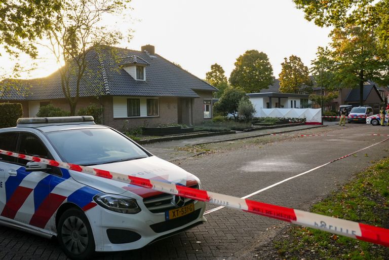 De politie heeft de omgeving afgezet na de vondst van de dode in Bakel (foto: Harrie Grijseels/SQ Vision).