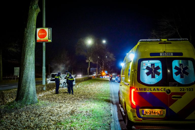 De bestuurder is enige tijd in een ambulance behandeld en vervolgens naar een ziekenhuis gebracht (foto: SQ Vision).