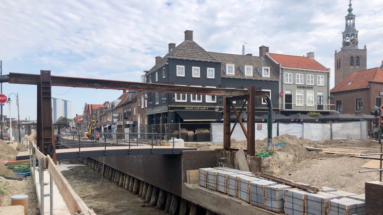 Over de haven zijn meerdere bruggen aangelegd.