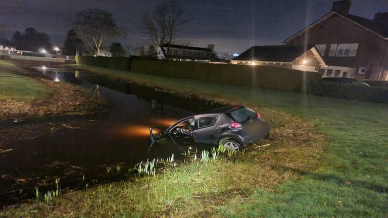 Auto in de sloot (Foto: Facebook Politie Waalwijk).