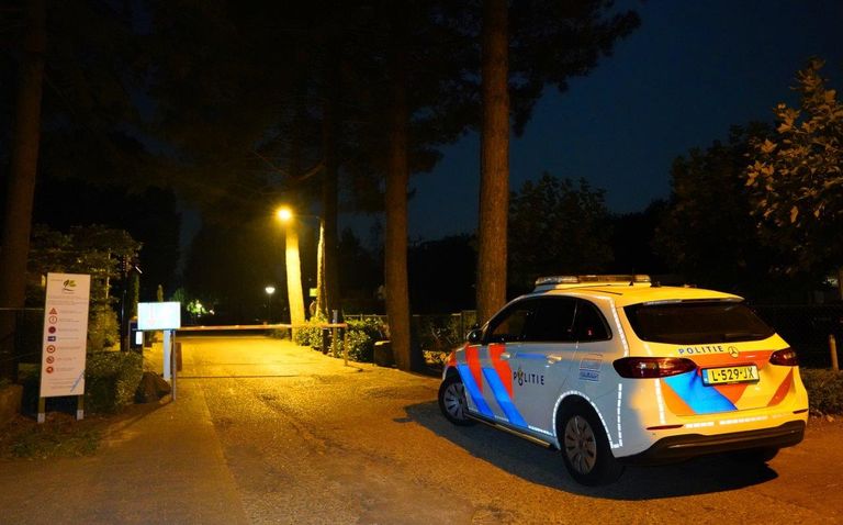 Hulpverleners konden niet meteen het campingterrein op, omdat de slagboom niet openging (foto: Bart Meesters).