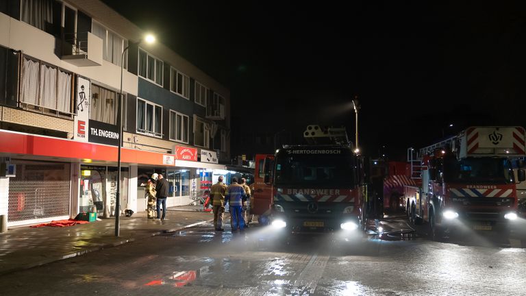De brandweer bij kapsalon Alanya in Den Bosch (foto: Iwan van Dun/SQ Vision).