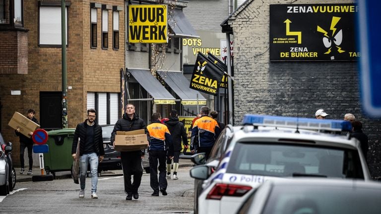 Het is in Baarle-Hertog elk jaar een komen en gaan van vuurwerktoeristen (foto: ANP).