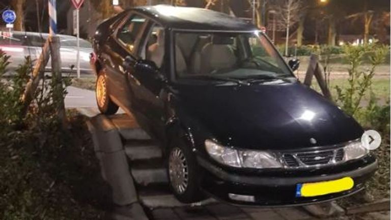 De auto kwam vast te staan op een trappetje bij het parkeerterrein van Van der Valk in Vught (foto: Instagram politie Boxtel-Vught-Gestel).