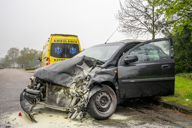 De auto raakte bij de botsing in Drunen zwaar beschadigd (foto: Iwan van Dun/SQ Vision).