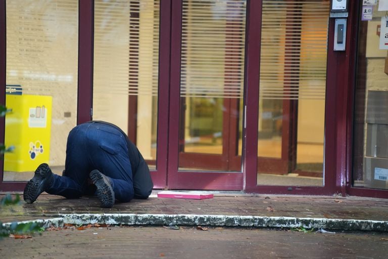 Het gemeentehuis moest worden ontruimd om een verdacht pakketje (foto: Erik Haverhals/SQ Vision).