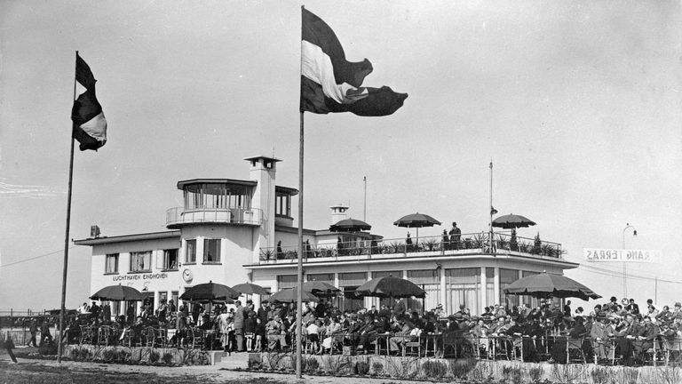 In 1935 werd het eerste luchthavengebouw van luchthaven Eindhoven in gebruik genomen (foto: Eindhoven Airport).