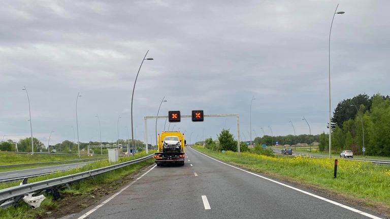 Een automobilist belandde zaterdag met de auto tegen van de vangrail naast de A2 bij Eindhoven (foto: Facebook politie Best-Oirschot).