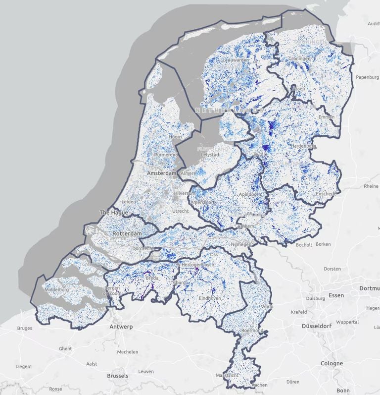 Plekken waar na extreme regen water blijft staan. Hoe donkerder de kleur, hoe hoger het water komt (foto: Deltares).