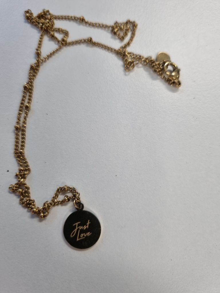 Wie weet van wie deze 'Just love'-ketting is? (foto: Facebook politie basisteam Tilburg-Centrum).