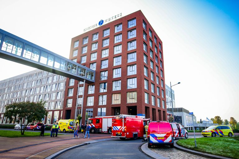 Diverse hulpdiensten kwamen zaterdagochtend naar het Fletcher Hotel in Helmond (foto: SQ Vision).
