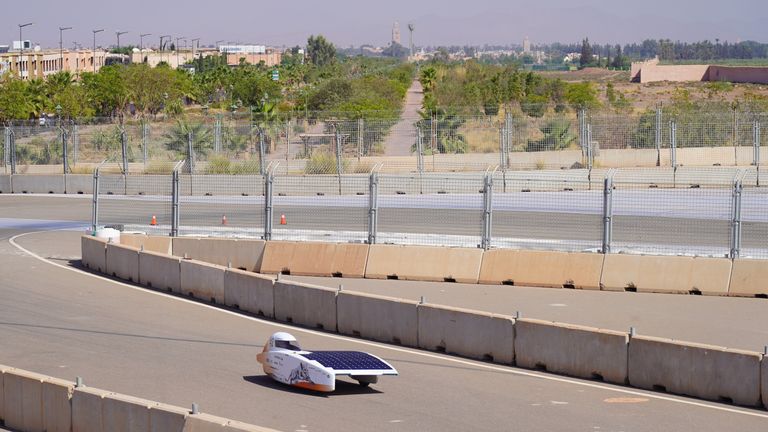 Test van zonneauto in Marokko (foto: Jorrit Lousberg - Vattenfall Solar Team).