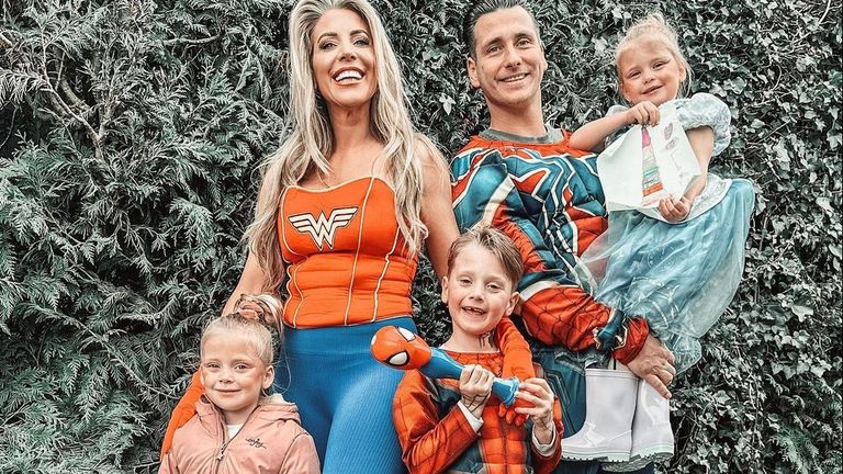 Superheldenfamilie Boudewijns zorgde voor een veilige carnaval in Lampegat (foto: Lobke Kapteijns).