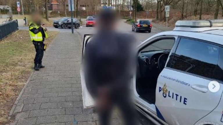 De minderjarige scooterrijder werd aangehouden na een achtervolging door Helmond (foto: Instagram politie Helmond).