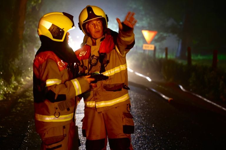 De brandweer is nog geruime tijd bezig met nablussen (foto: Sander van Gils/SQ Vision).