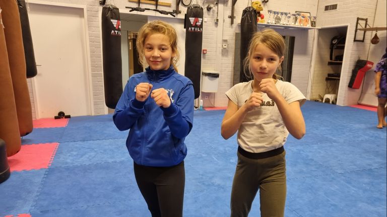 Femke en Amy-Louise trainen met Riny Heesakkers. (Foto: Leon Voskamp)