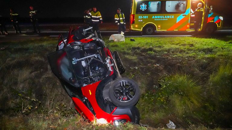 Een van de auto's kwam na de botsing op de N395 in een greppel tot stilstand (foto: Dave Hendriks/SQ Vision).