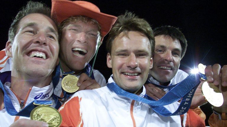 Ronald Jansen (met hoed) viert het olympisch goud in 2000. (Foto: ANP, Koen Suyk)