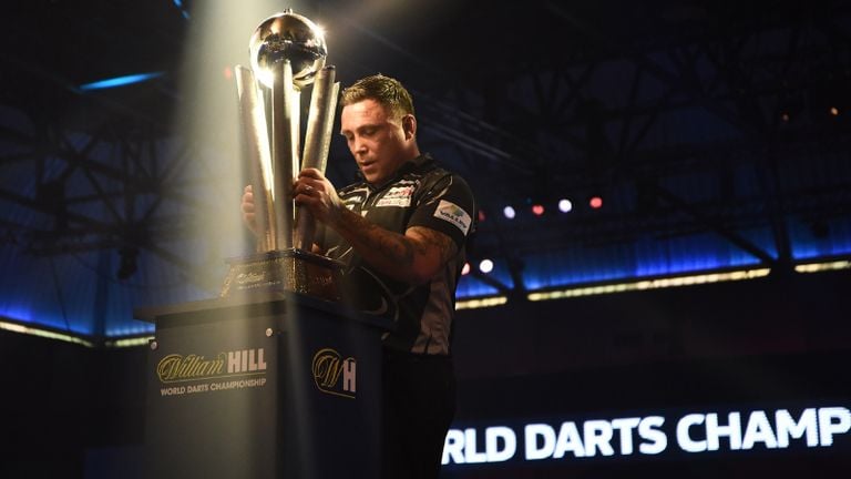 Titelverdediger Gerwyn Price met de WK-beker, het doel voor Michael van Gerwen (foto: Lawrence Lustig/PDC).