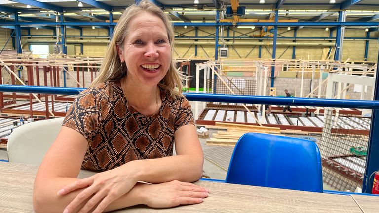 Susanne Swinkels van Homes Factory in de fabriekshal in Klundert. (foto: Raoul Cartens)