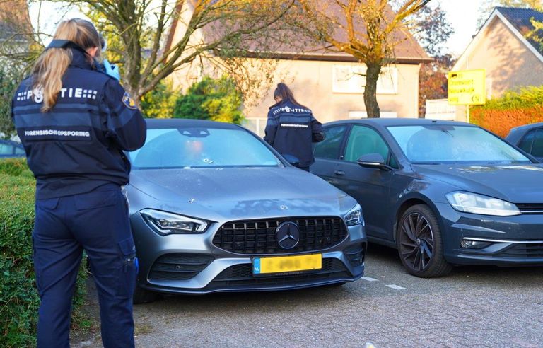 Het onderzoek naar de beschieting van de auto gaat zaterdagochtend voort (foto: Bart Meesters).