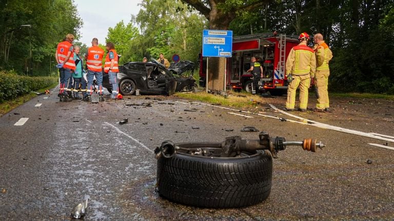 Een 31-jarige man kwam om het leven na een botsing tegen een boom (foto: Harrie Grijseels/Persbureau Heitink).