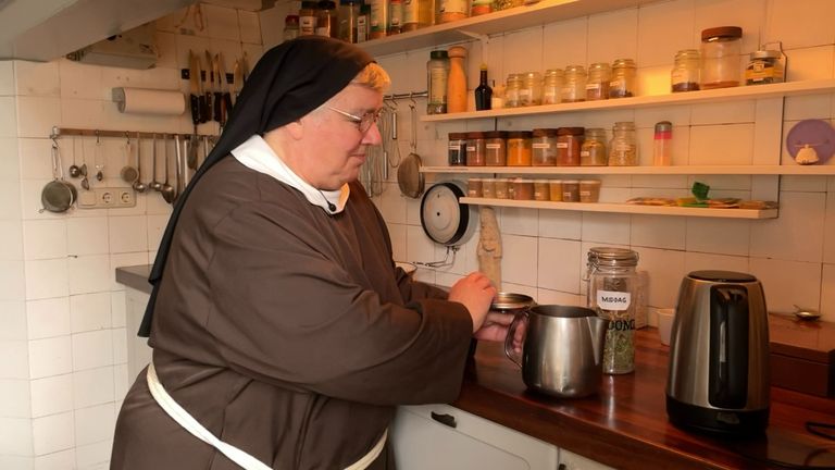Abdis zuster Angela zet een kopje kruidenthee uit eigen kloostertuin (foto: Megan Hanegraaf).