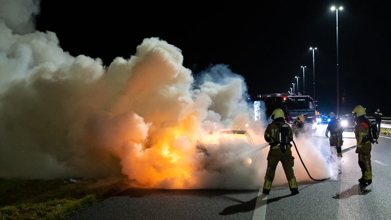 De brandweer kon de wagen niet redden (foto: Iwan van Dun/SQ Vision).