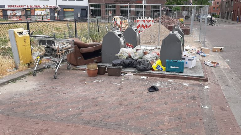 Rotzooi bij de ondergrondse container aan het Advocaat Botsplein en de Heistraat in Helmond (foto: Robert Pauw).