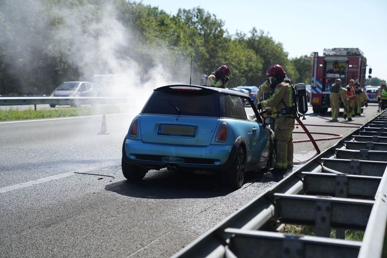 De bestuurder parkeerde zijn auto snel op de vluchtstrook toen hij plots rook zag vrijkomen (foto: WdG/SQ Vision).