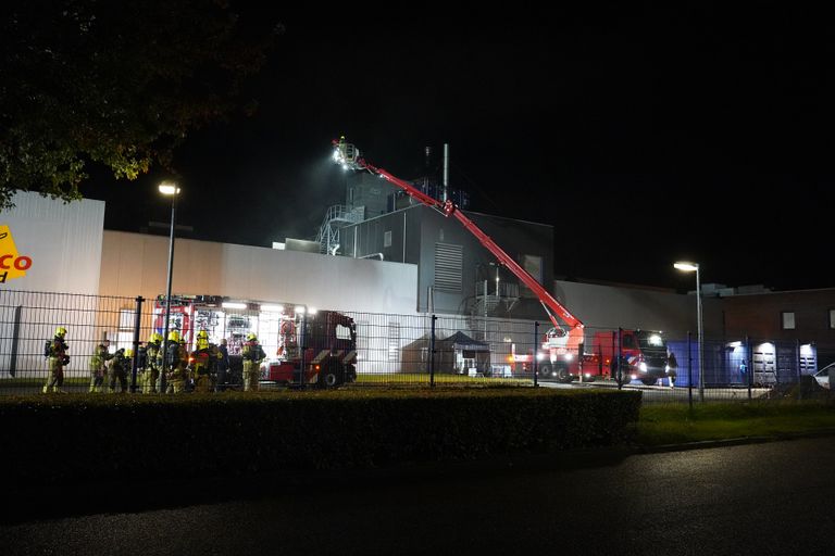 De brandweer bestreed het vuur bij Dalco Foods aan de Everdenberg in Oosterhout (foto: Jeroen Stuve/SQ Vision). 