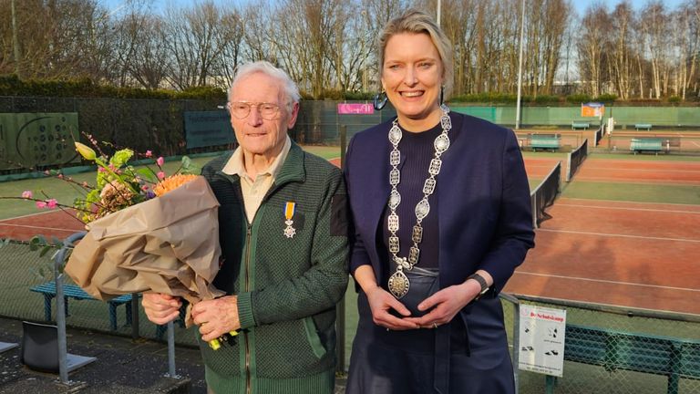 Jacques met zijn lintje naast wethouder Marianne Sloot (foto: Jacques Roza).