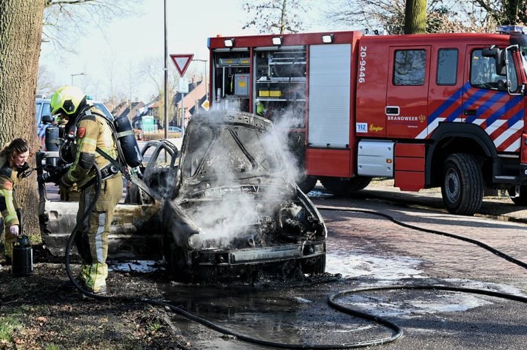 De wagen was niet te redden (foto: Toby de Kort/Persbureau Heitink).