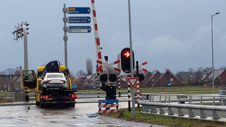 De auto van de slachtoffers werd later op de dag afgevoerd (foto: Omroep Brabant).