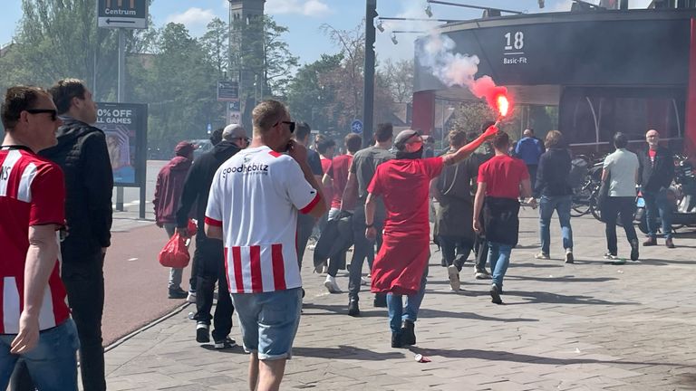 Op weg naar de bussen voor de rit naar Rotterdam