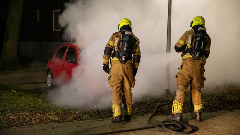De brandweer had het vuur snel onder controle, maar kon niet voorkomen dat de auto in Roosendaal verloren ging (foto: Christian Traets/SQ Vision).