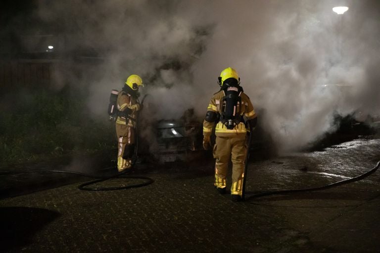 De brandweer had het vuur aan het Permekeplein in Roosendaal snel onder controle (foto: Christian Traets/SQ Vision).
