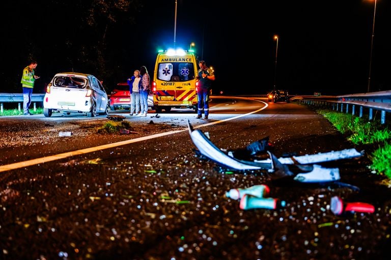 De A58 was na de crash bezaaid met auto-onderdelen (foto: Jack Brekelmans/SQ Vision).