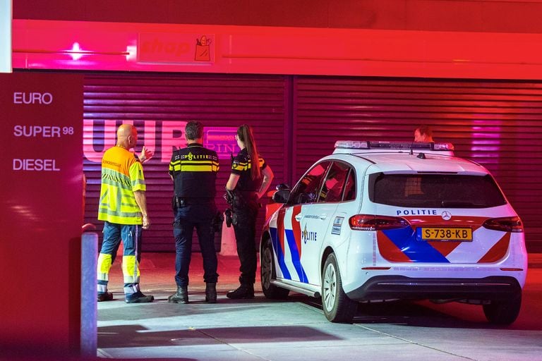 De bestuurder van de bestelbus was na het ongeluk op de A50 zo druk dat bij een benzinepomp werd gestopt om zijn familie te bellen (foto: Sander van Gils/SQ Vision).