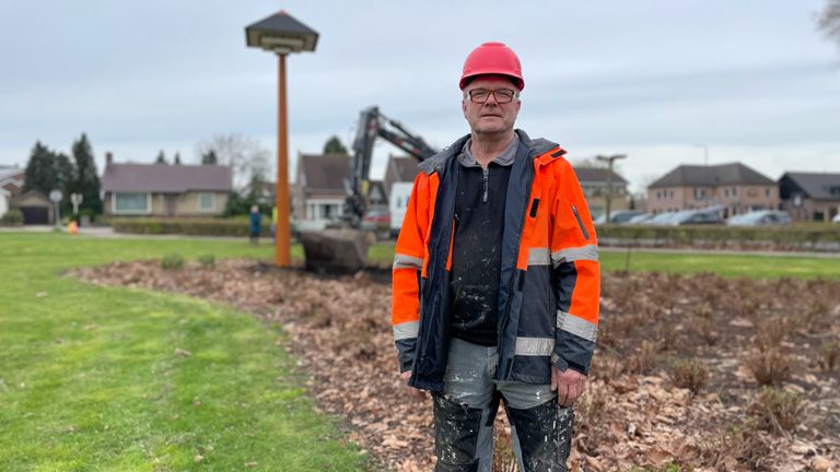 Hans is zo trots als een pauw op deze paal (foto: Raymond Merkx).