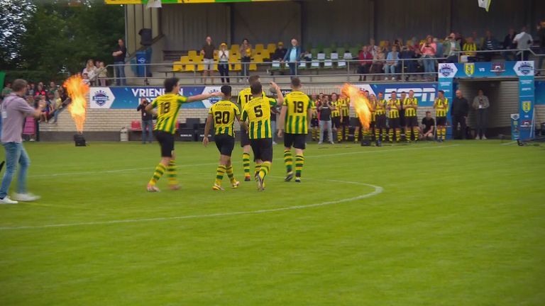 Spelers krijgen een warm welkom.