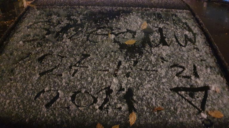 Lucia noteerde de datum waarop de sneeuw viel zwart op wit op de ruit van haar auto (foto: Lucia Frederiks).