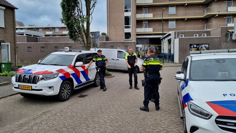 Agenten bij het huis waar de man werd gevonden (foto: Toby de Kort/SQ Vision Mediaprodukties).