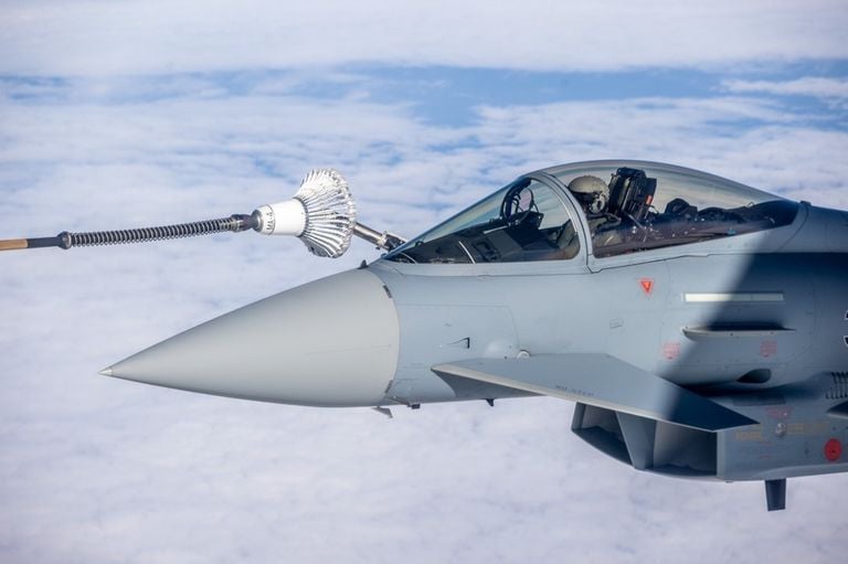 Een Duitse Eurofighter wordt bijgetankt boven de Waddenzee. (foto: Koninklijke Luchtmacht)