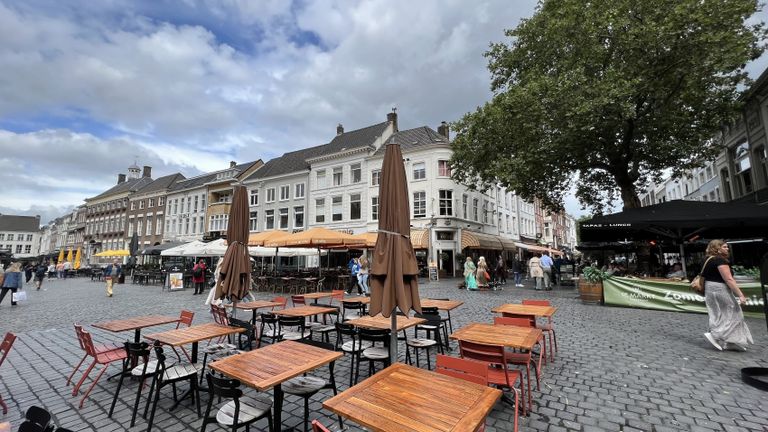 De lege Grote Markt in Breda, een troosteloos en typerend beeld deze zondag in Brabant (foto: Henk Voermans).