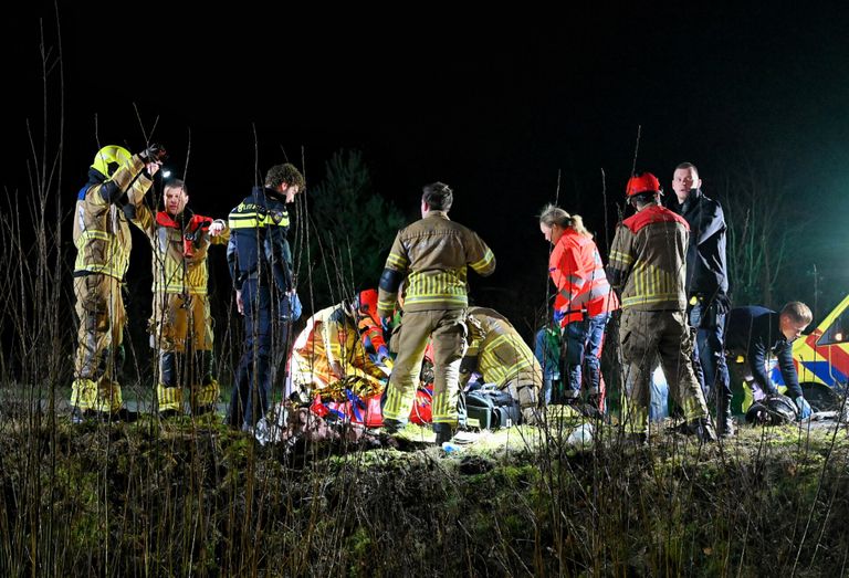 Veel hulpverleners kwamen na het ongeluk naar de Turnhoutsebaan bij Goirle (foto: Toby de Kort/SQ Vision).