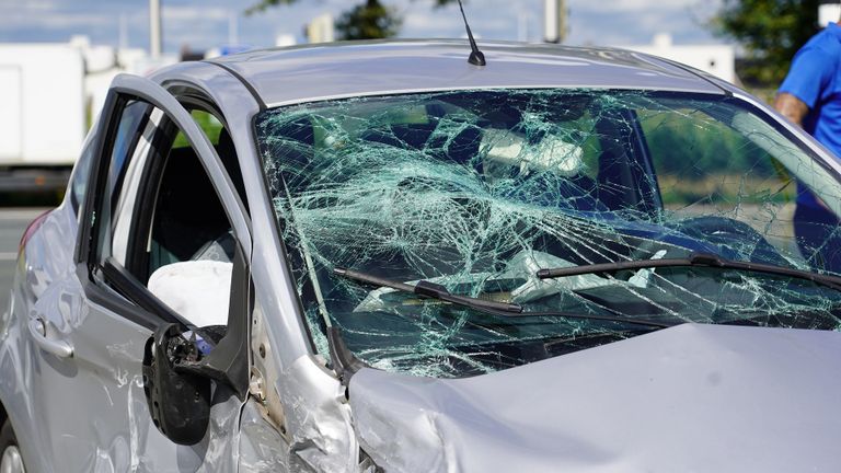 Van een van de wagens werd de voorruit verbrijzeld (foto: Jeroen Stuve/SQ Vision). 